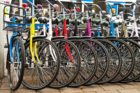 RAM Tweewielers - Geparkeerde kleurrijke fietsen